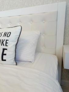 Современная квартира в Аркадии с балконом и видом на море