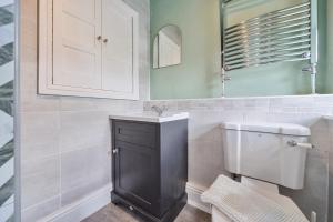 Perfectly Located, Central Bowness Flat With Free Parking and Lake Views