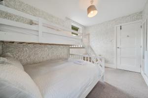 Perfectly Located, Central Bowness Flat With Free Parking and Lake Views