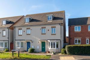 Peterborough modern & stylish 4 bed home with free parking