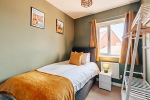 Peterborough modern & stylish 4 bed home with free parking