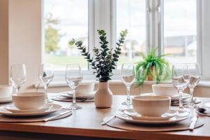 Peterborough modern & stylish 4 bed home with free parking