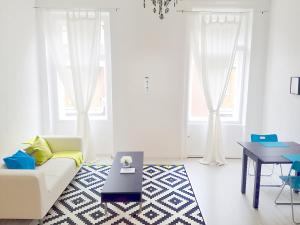 Bright and Cozy - City Center Apt