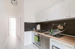 Bright and Cozy - City Center Apt