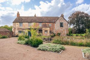 Stunning 4-Bedroom Home in Worcestershire