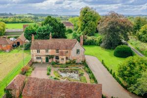 Stunning 4-Bedroom Home in Worcestershire