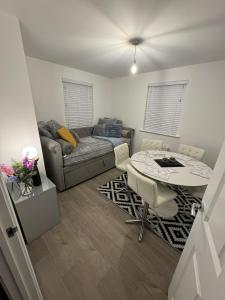 Detached 4BR House - Private Garden, Garage & Parking - Perfect for Long Stays, Families, Contractors