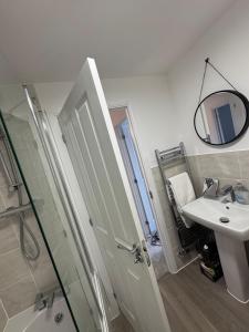 Detached 4BR House - Private Garden, Garage & Parking - Perfect for Long Stays, Families, Contractors