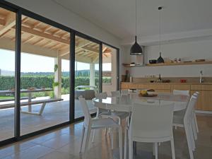 Villas Vibrant Villa in Malauc ne with Private Garden : photos des chambres