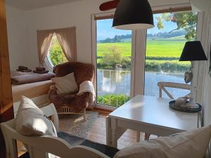 Chalet am Flussufer in der Natur mit Kaminofen