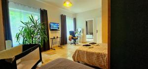 T-2est 46m dons la maison au bord du Canal du Midi