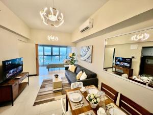 Upscale 2BR in Uptown Parksuites with Free Parking