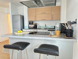 Pass the Keys 40ft Balcony City Views, Canary Wharf & Olympic Park