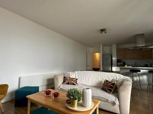 Pass the Keys 40ft Balcony City Views, Canary Wharf & Olympic Park