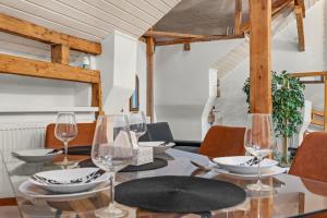 Central Fireplace Loft 1BR Parliament