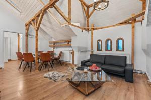 Central Fireplace Loft 1BR Parliament