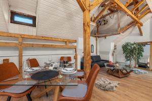 Central Fireplace Loft 1BR Parliament