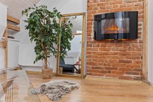 Central Fireplace Loft 1BR Parliament