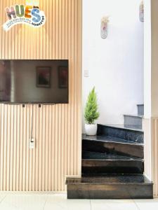 Hues Homestay - 2BR Spacious Stay & Parking