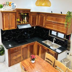 Hues Homestay - 2BR Spacious Stay & Parking