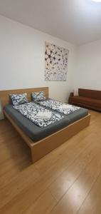 Affordable Private Rooms Close to City Center with Smart TV