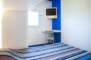 Hotels Lemon Hotel Coudes : Chambre Triple avec Salle de Bains Commune