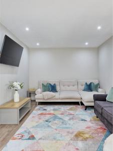 Luxury House 6-BDR - Guests up to 12 Sleep - Easy Parking - Spacious Garden - Fast Speed Wi-Fi - Contractors - Families - Groups - Discounts Available for Long Term Bookings!