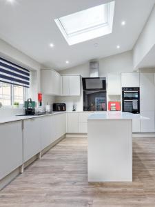 Luxury House 6-BDR - Guests up to 12 Sleep - Easy Parking - Spacious Garden - Fast Speed Wi-Fi - Contractors - Families - Groups - Discounts Available for Long Term Bookings!