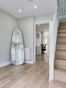 Luxury House 6-BDR - Guests up to 12 Sleep - Easy Parking - Spacious Garden - Fast Speed Wi-Fi - Contractors - Families - Groups - Discounts Available for Long Term Bookings!