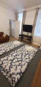 Affordable Private Rooms Close to City Center with Smart TV