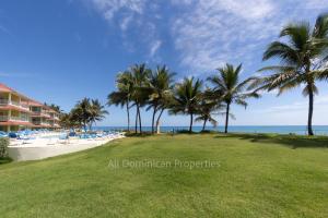 Ocean front, direct access to the beach