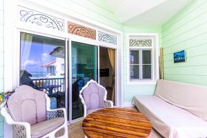 Ocean front, direct access to the beach