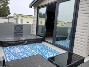 Serenity - Luxury Hot Tub, Sunnymede, Fantasy Island, Caravan with Ramped Access, Parking, Dog Friendly - East Coast Holidays