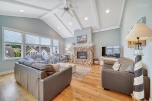 Luxury Home with Harbor Views Hot Tub Walk to North Beach Dog Friendly