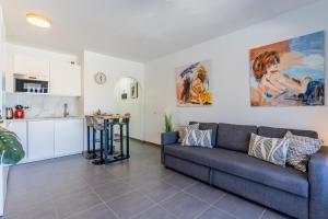 Renovated apartment with sunny terrace and ocean views in Malibu Park Tenerife