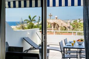 Renovated apartment with sunny terrace and ocean views in Malibu Park Tenerife