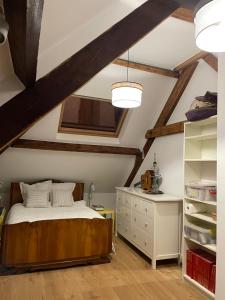 belle chambre moderne , avec douche équippement complet