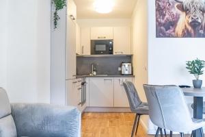 9-Min to City Center, Comfy 1BR and 1LR with Balcony