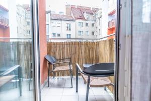 9-Min to City Center, Comfy 1BR and 1LR with Balcony