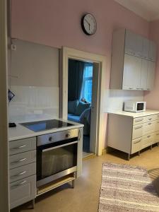 Tunnelmallinen Karsikon kansakoulu - jaettu kylpyhuone