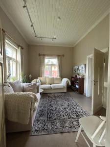 Tunnelmallinen Karsikon kansakoulu - jaettu kylpyhuone