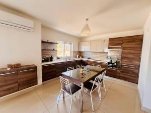 Stunning Seafront Apartment with spectacular sea views