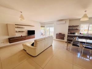 Stunning Seafront Apartment with spectacular sea views