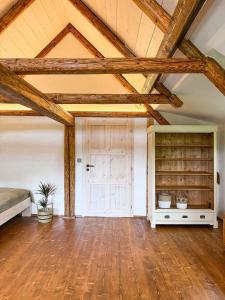 Chalupa mezi stezkami