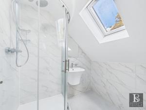 Luxury rooms with ensuite and kitchen, parking in Slough Centre