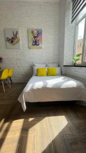 Квартира-студія в історичному центрі міста біля Центральної площі