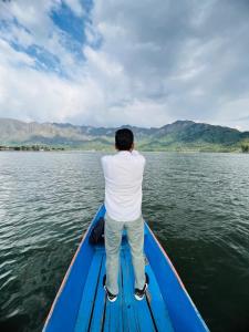 houseboat star ruby snow view