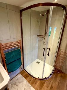 Stylish Cabin with Countryside Views and King Bed