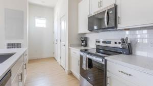 Landing Incredible 1BD Pool