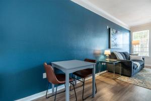 Landing Beautiful 1BD Gym Pool